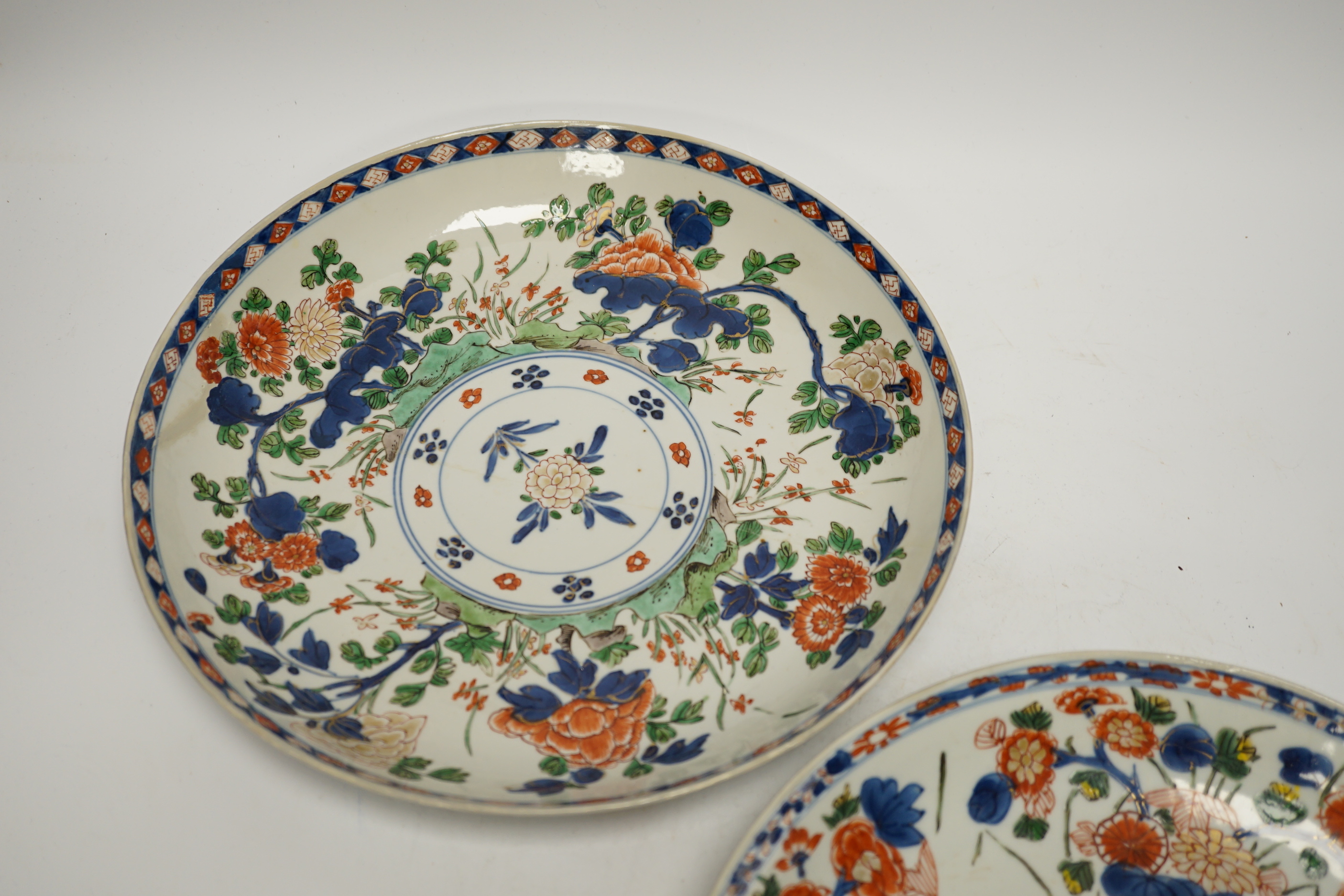 Two Chinese wucai dishes, Kangxi period, 28cm diameter